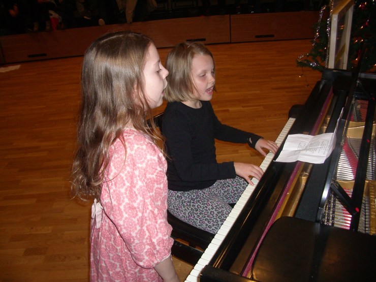 Helena og Ingrid synger let it be