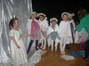 vinterdronning og snefnugg gleder seg